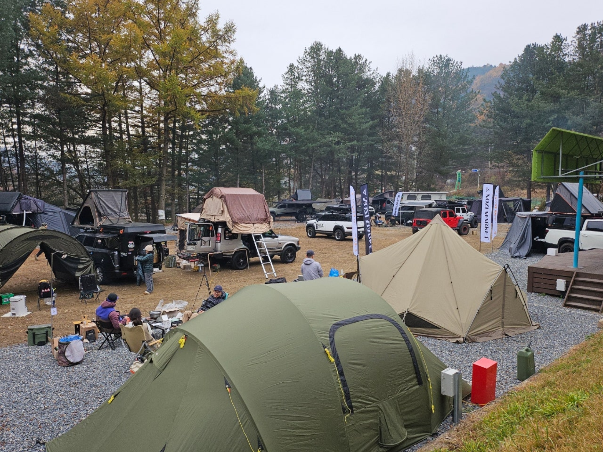루프탑 텐트와 캠핑 트레일러가 모여 있는 노지마켓 캠핑존