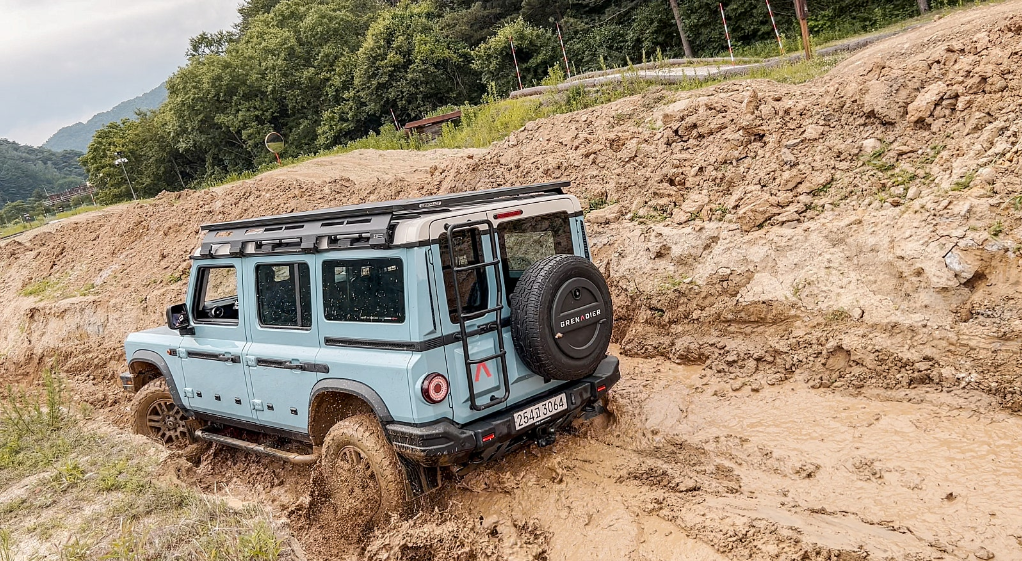 오프로드 코스를 주행 중인 그레나디어